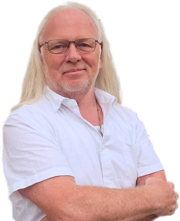 Ralf Schwarz, Berater für Vereinsführung und Ehrenamt, mit verschränkten Armen im hellen Hemd.