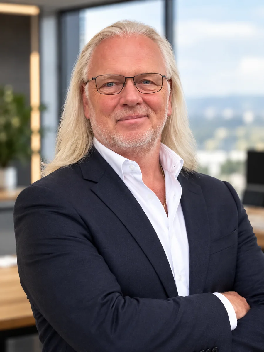 Ralf Schwarz, Berater für Vereinsführung und Ehrenamt, mit verschränkten Armen im Büro.