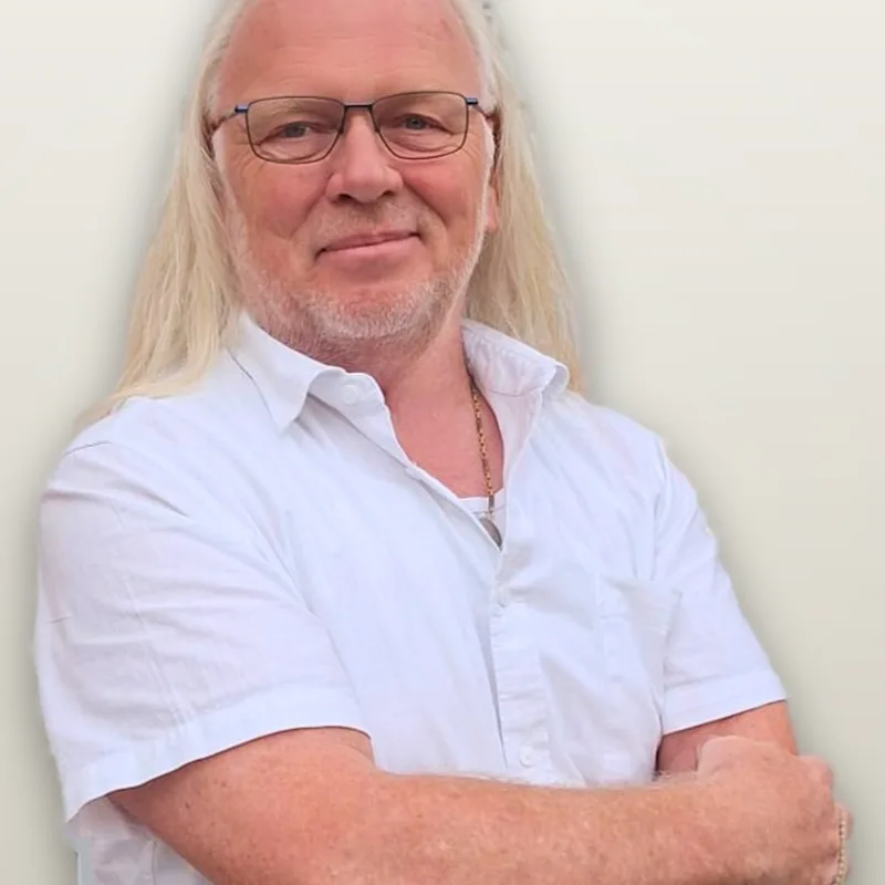 Portrait von Ralf Schwarz vor hellem Hintergrund.